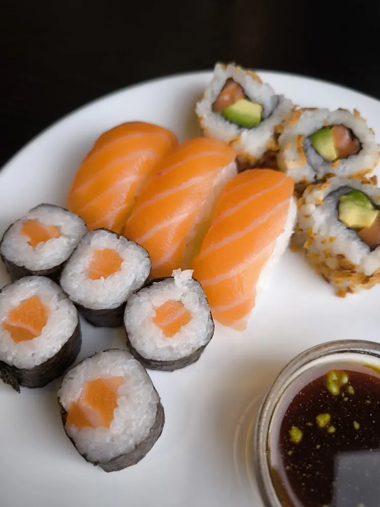 Sushis Et Maki Saumon
